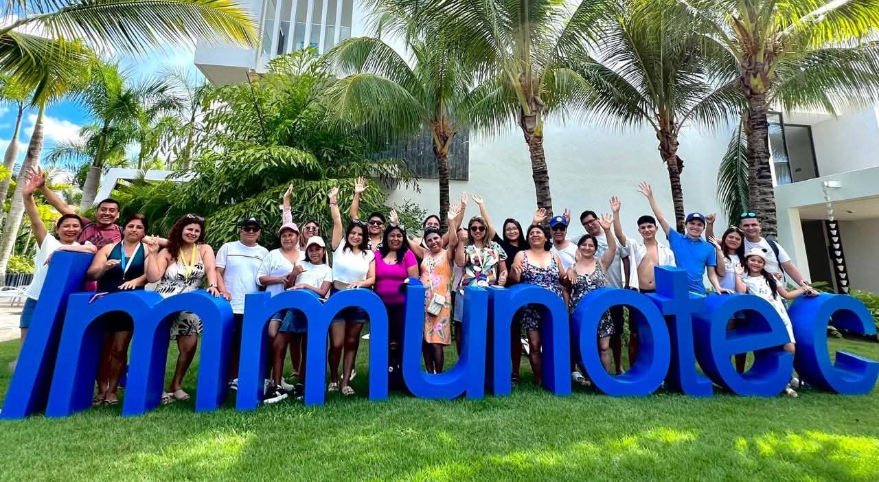 Banner de Immunocal Platinum con fondo azul y cápsulas visibles